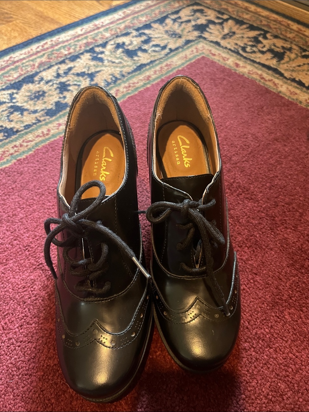 Clarks Black Leather Wingtip Lace-Up Heels size 6.5 Medium